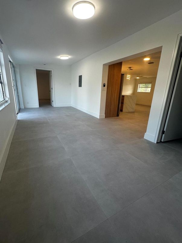 Empty room, Interior