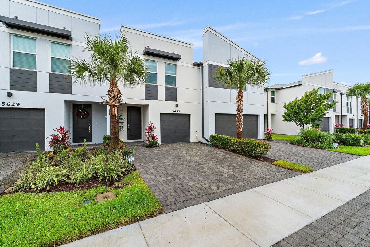 Attached, Exterior, Facade, Modern