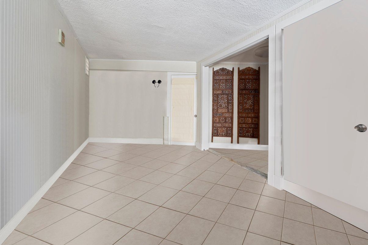 Empty room, Interior