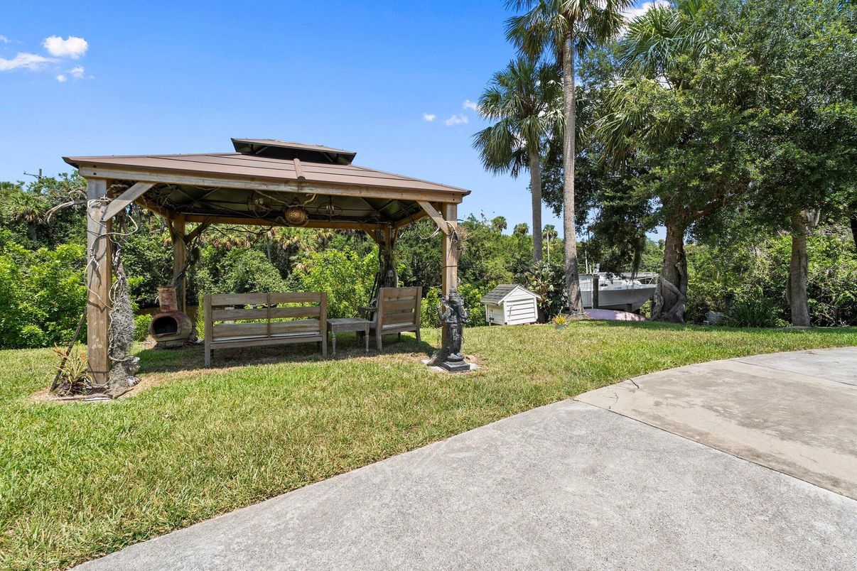 Backyard, Exterior