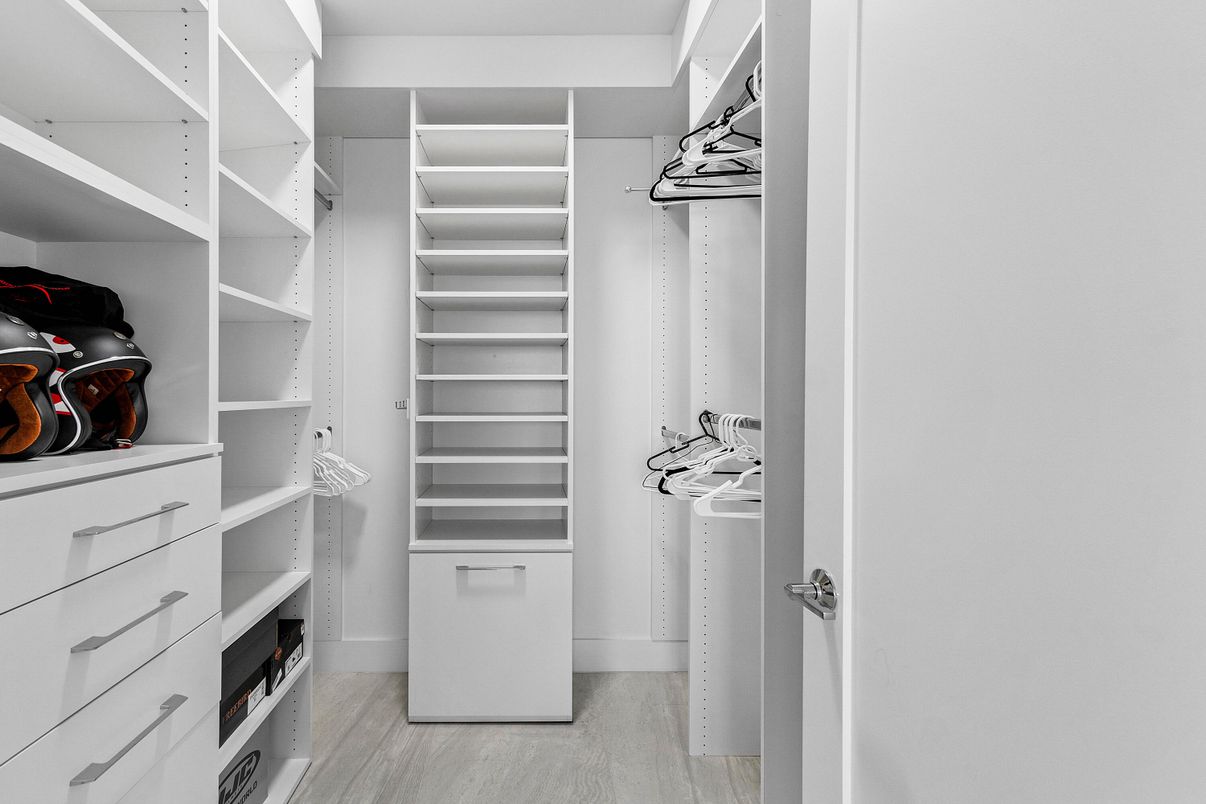 Interior, Walk-in Closets, Wood Texture Flooring