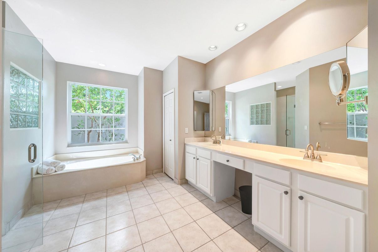 Bathroom, Dual Sink Vanities, Interior, Recessed Lighting