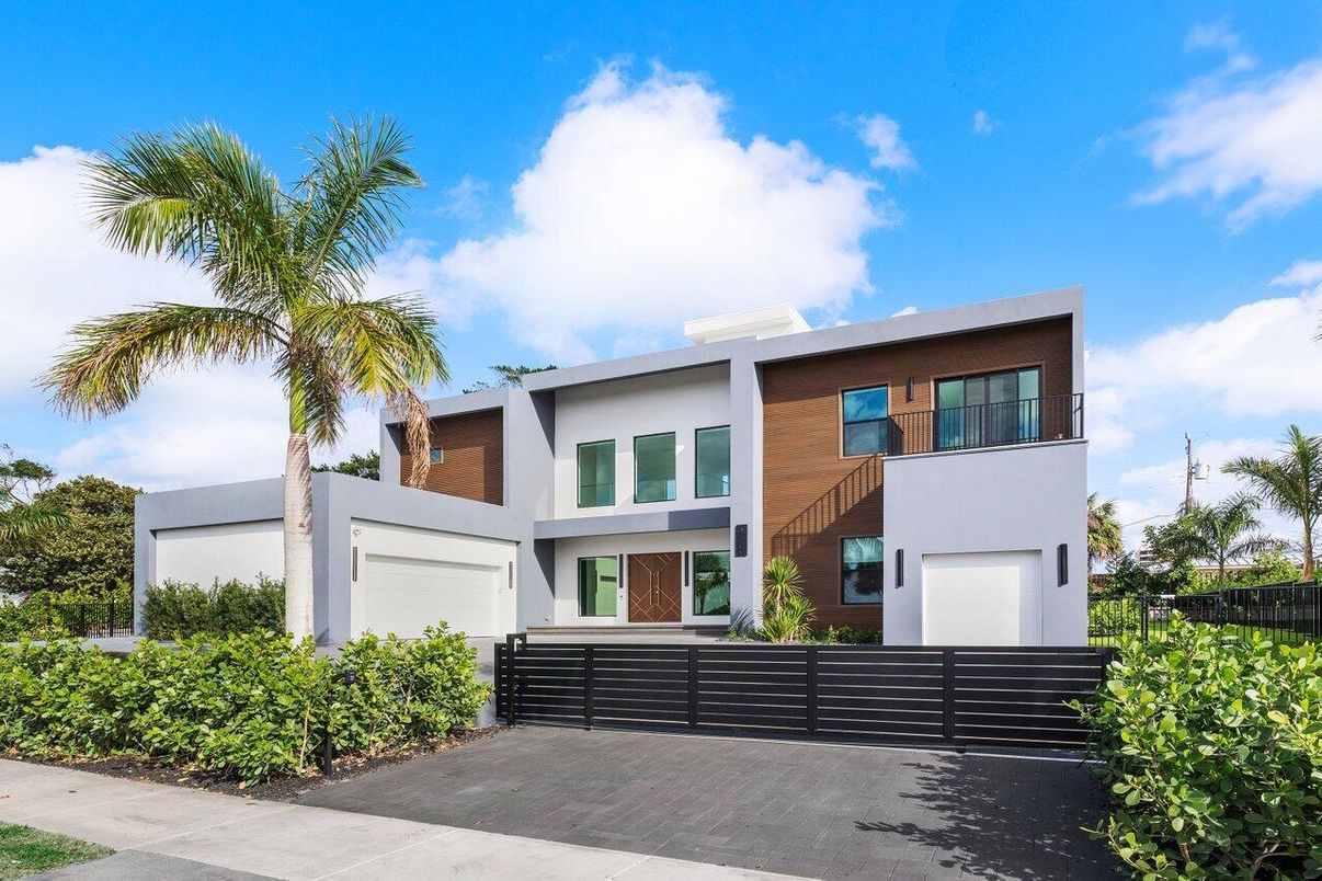 Attached, Exterior, Facade, Modern