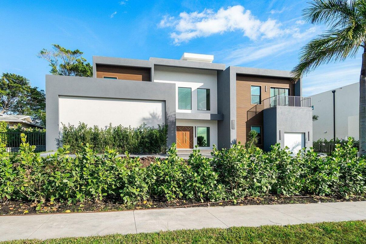 Exterior, Facade, Modern