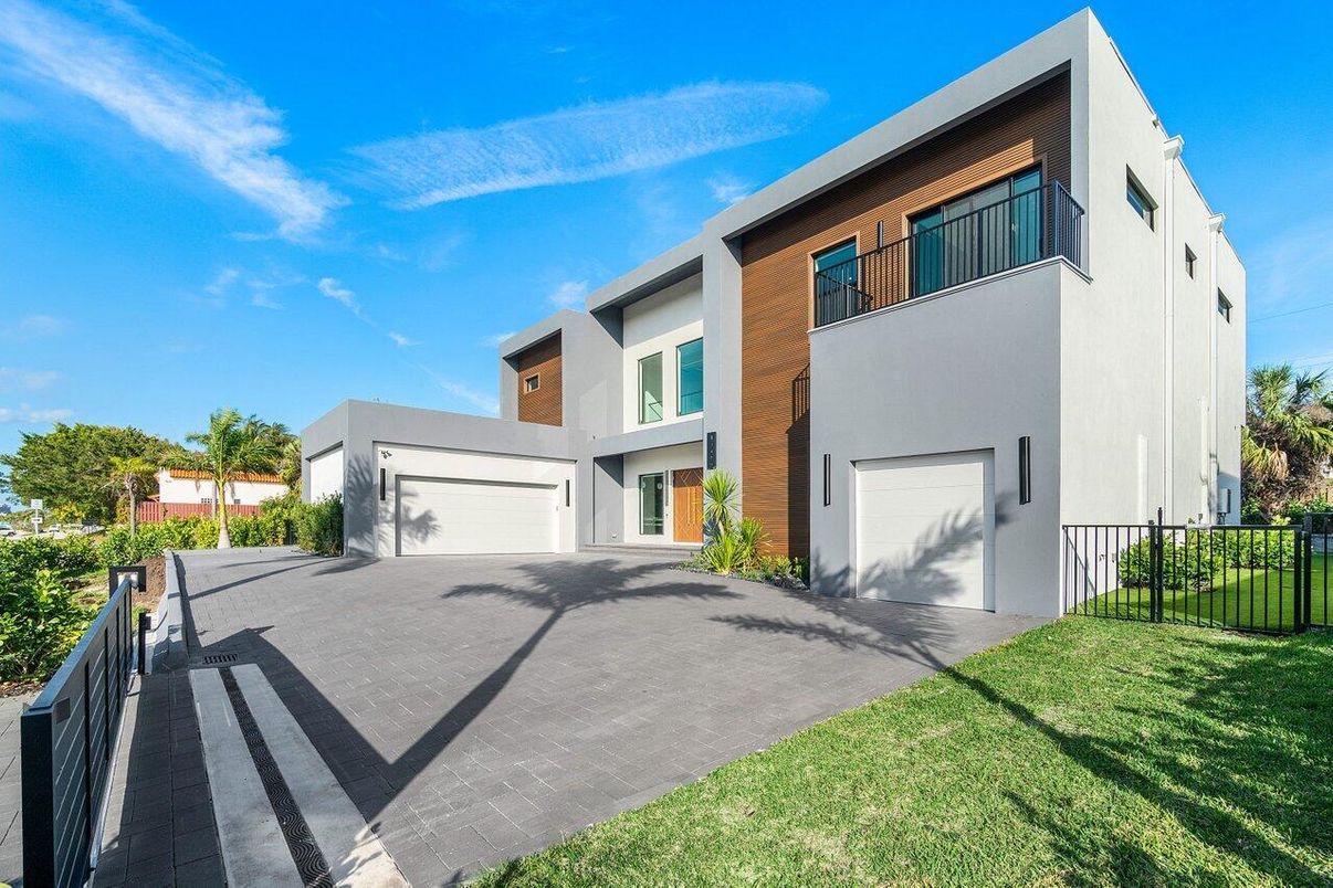 Attached, Exterior, Facade, Modern