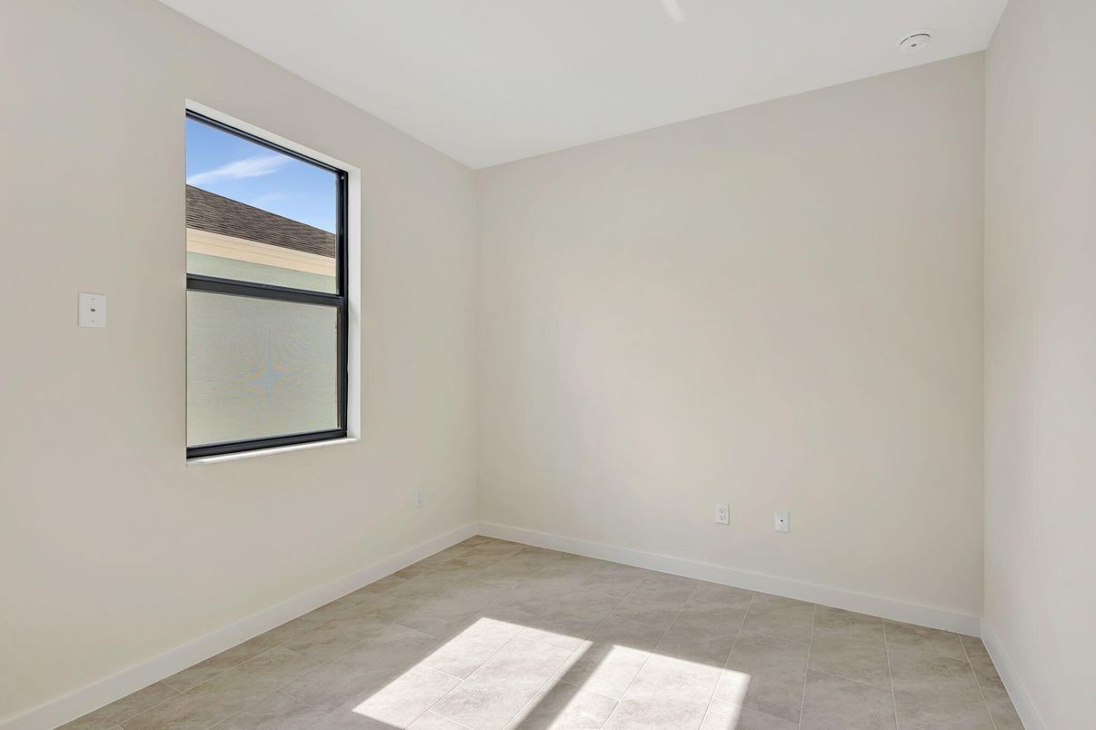 Empty room, Interior