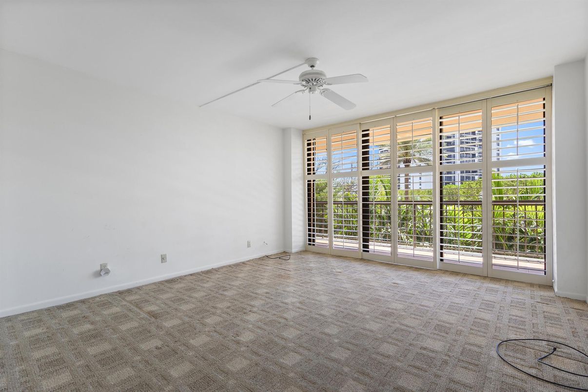 Empty room, Interior