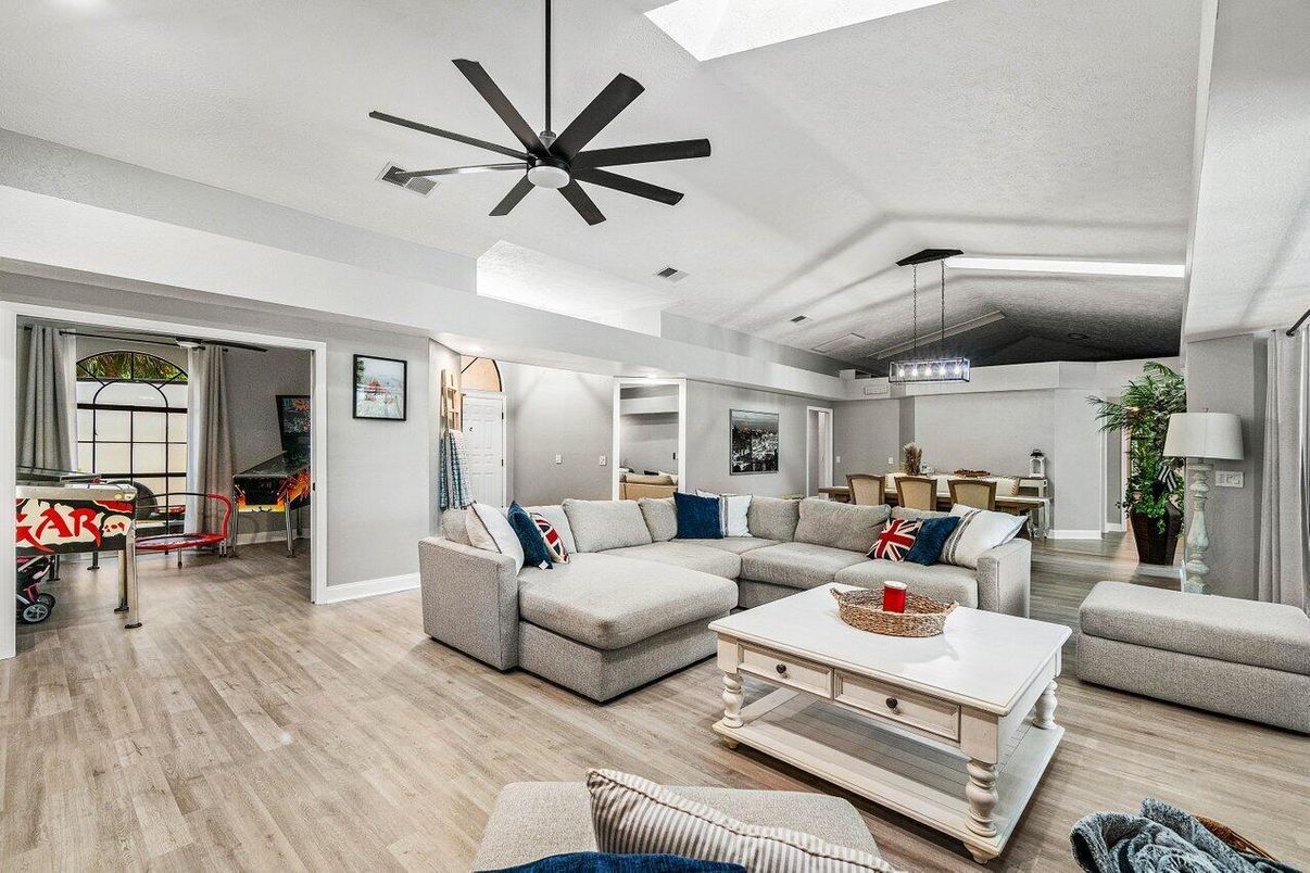 Fitness Equipment, Interior, Living room, Pendant Lights, Recessed Lighting, Wood Texture Flooring