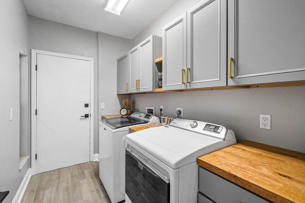 Interior, Washer, Wood Texture Flooring