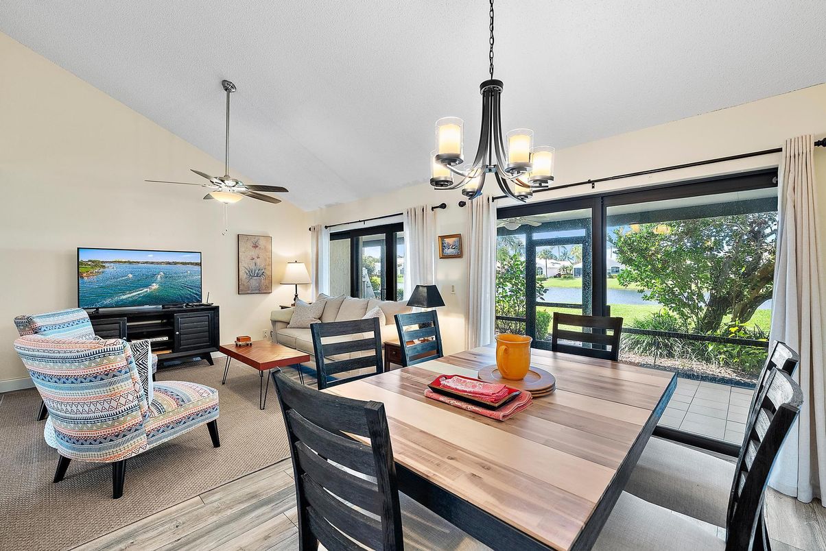 Chandelier, Dining room, Interior, Living room, Pendant Lights, Wood Texture Flooring