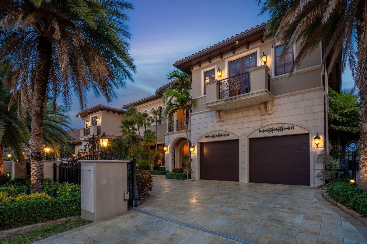 Attached, Exterior, Facade, Mediterranean