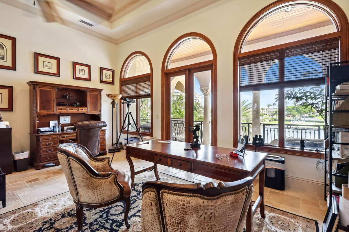 Home Office, Interior
