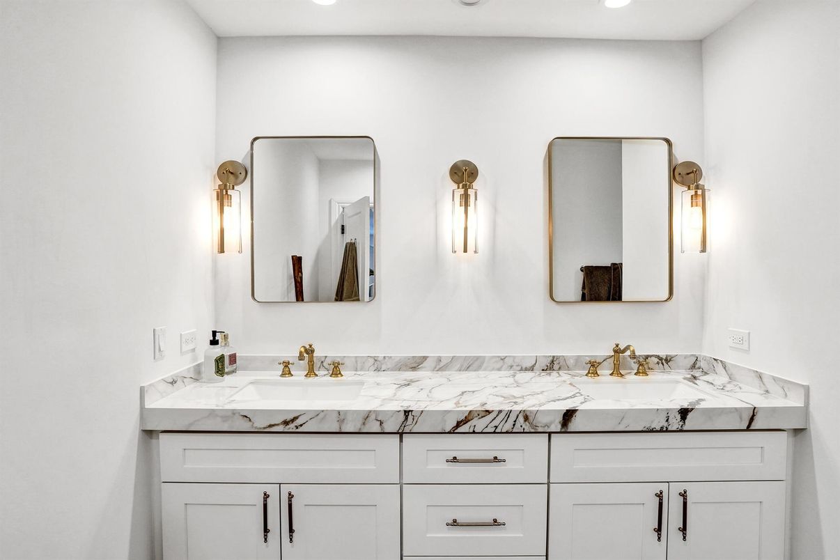 Bathroom, Dual Sink Vanities, Interior, Recessed Lighting