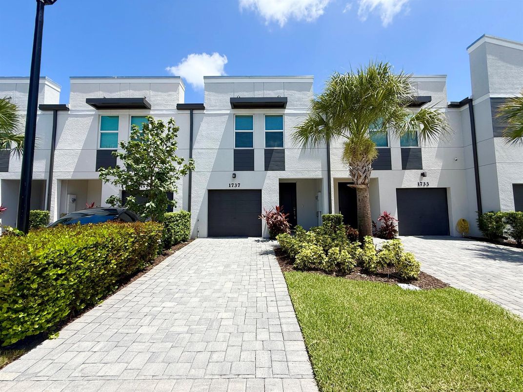 Attached, Exterior, Facade, Modern