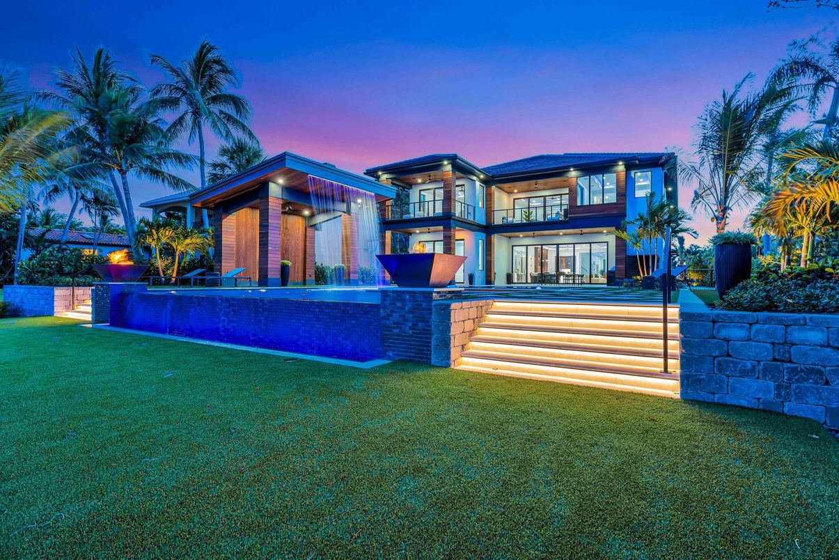 Backyard, Exterior, Facade, Modern