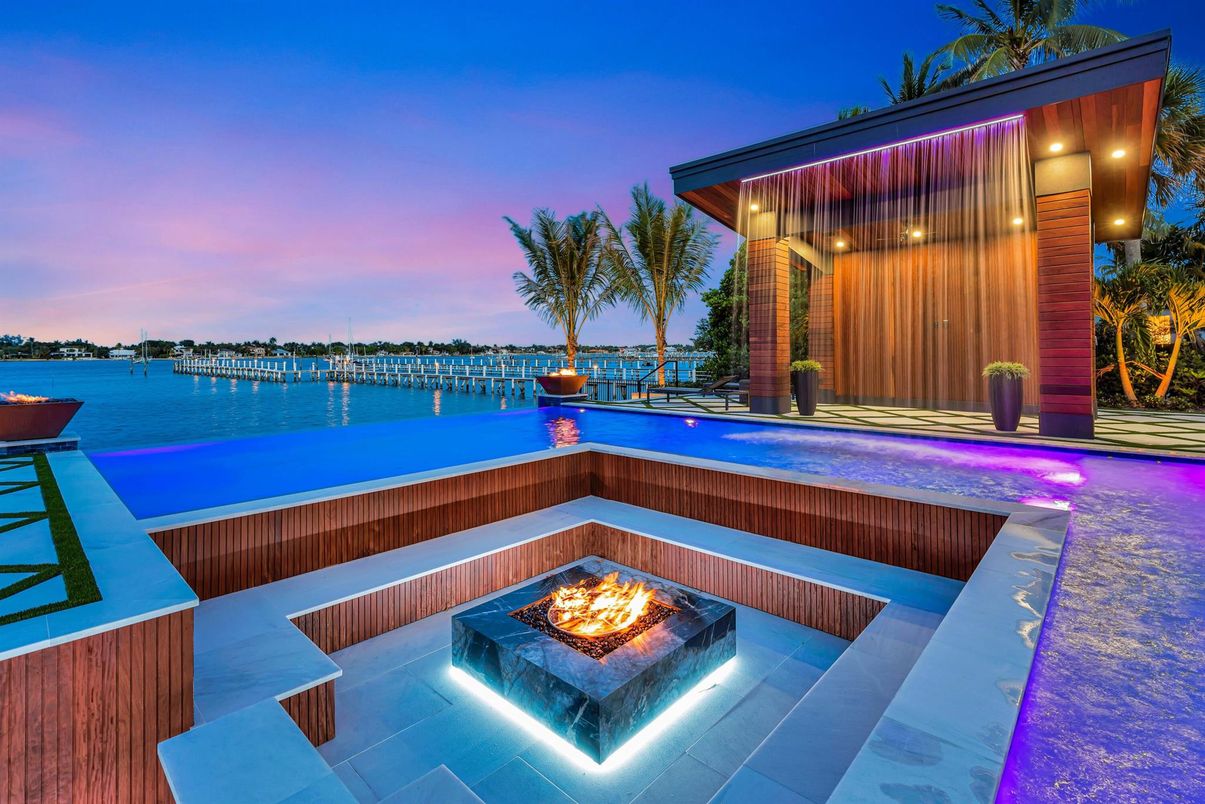 Exterior, Pool, Water