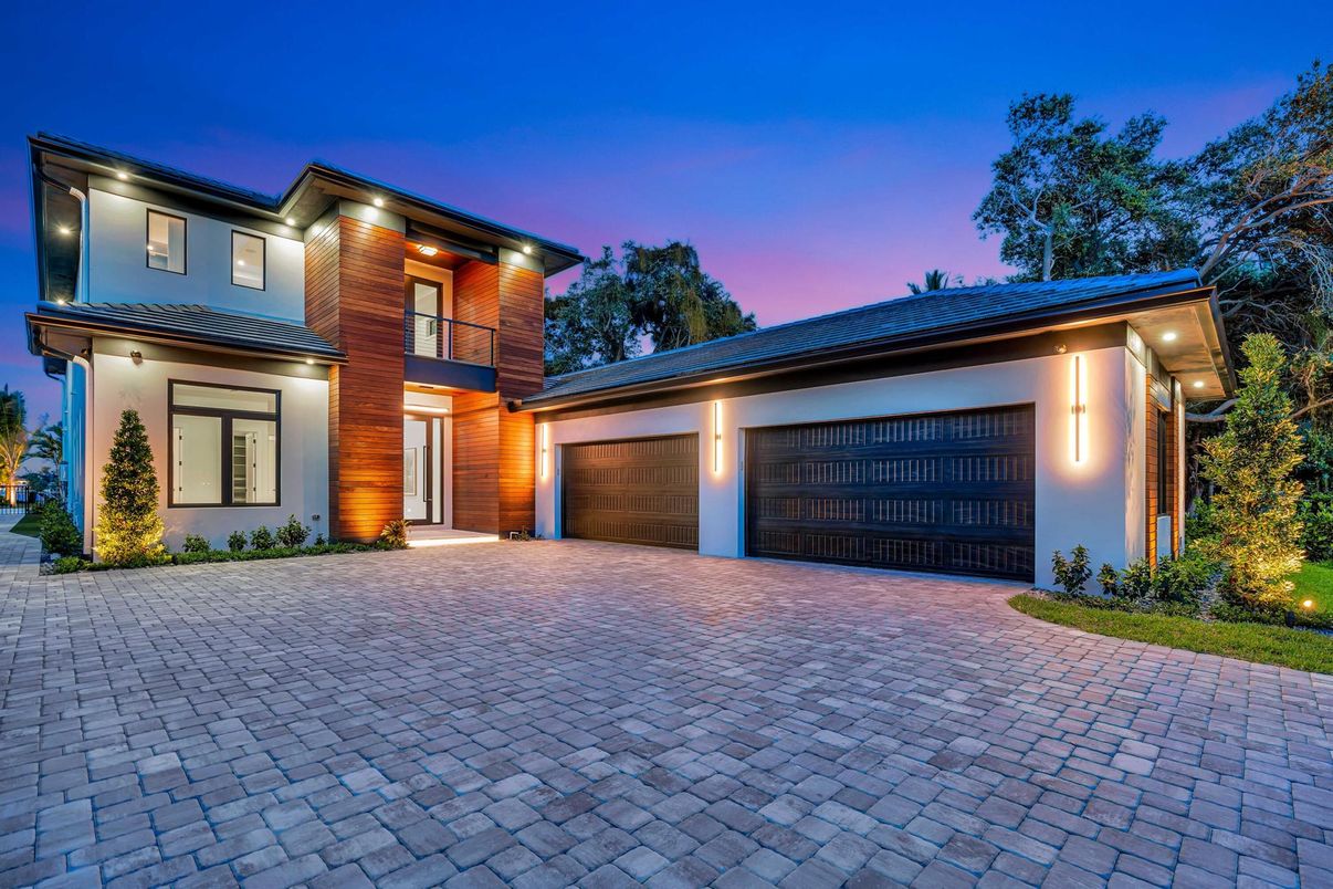 Attached, Exterior, Facade, Modern