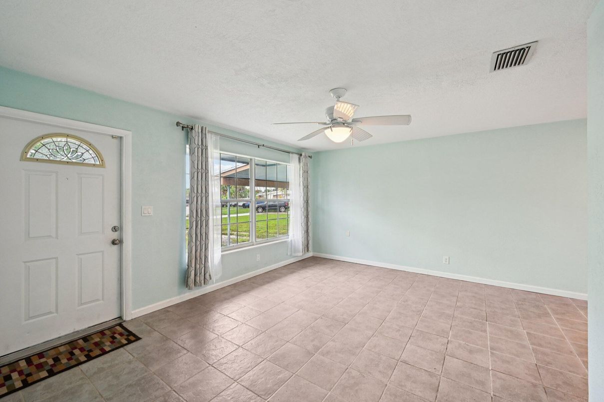 Empty room, Interior
