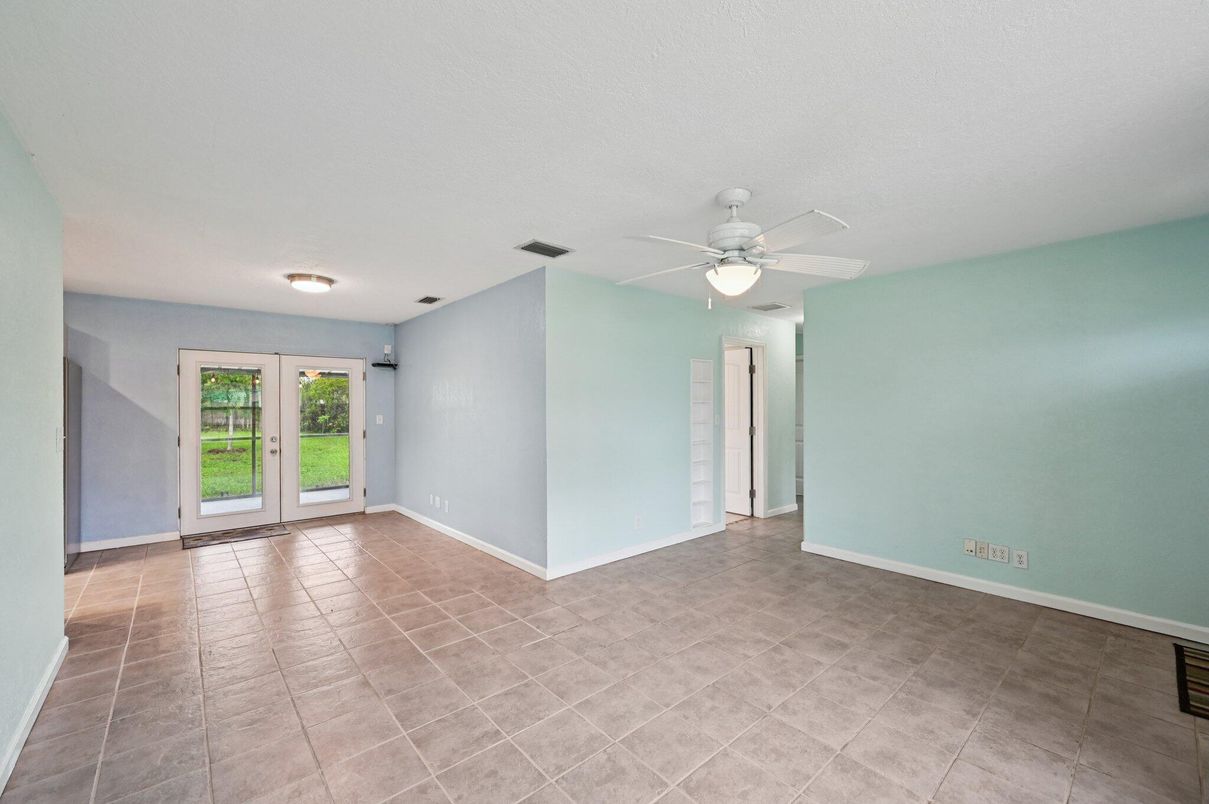 Empty room, Interior