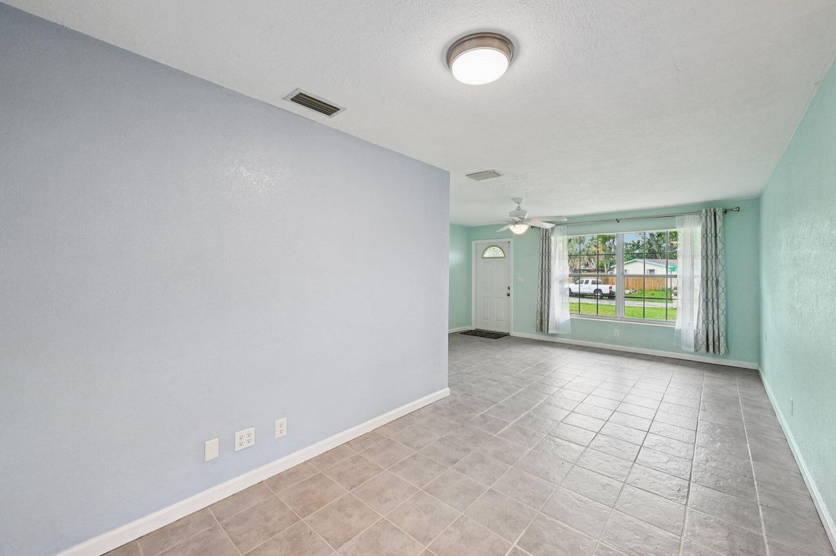 Empty room, Interior