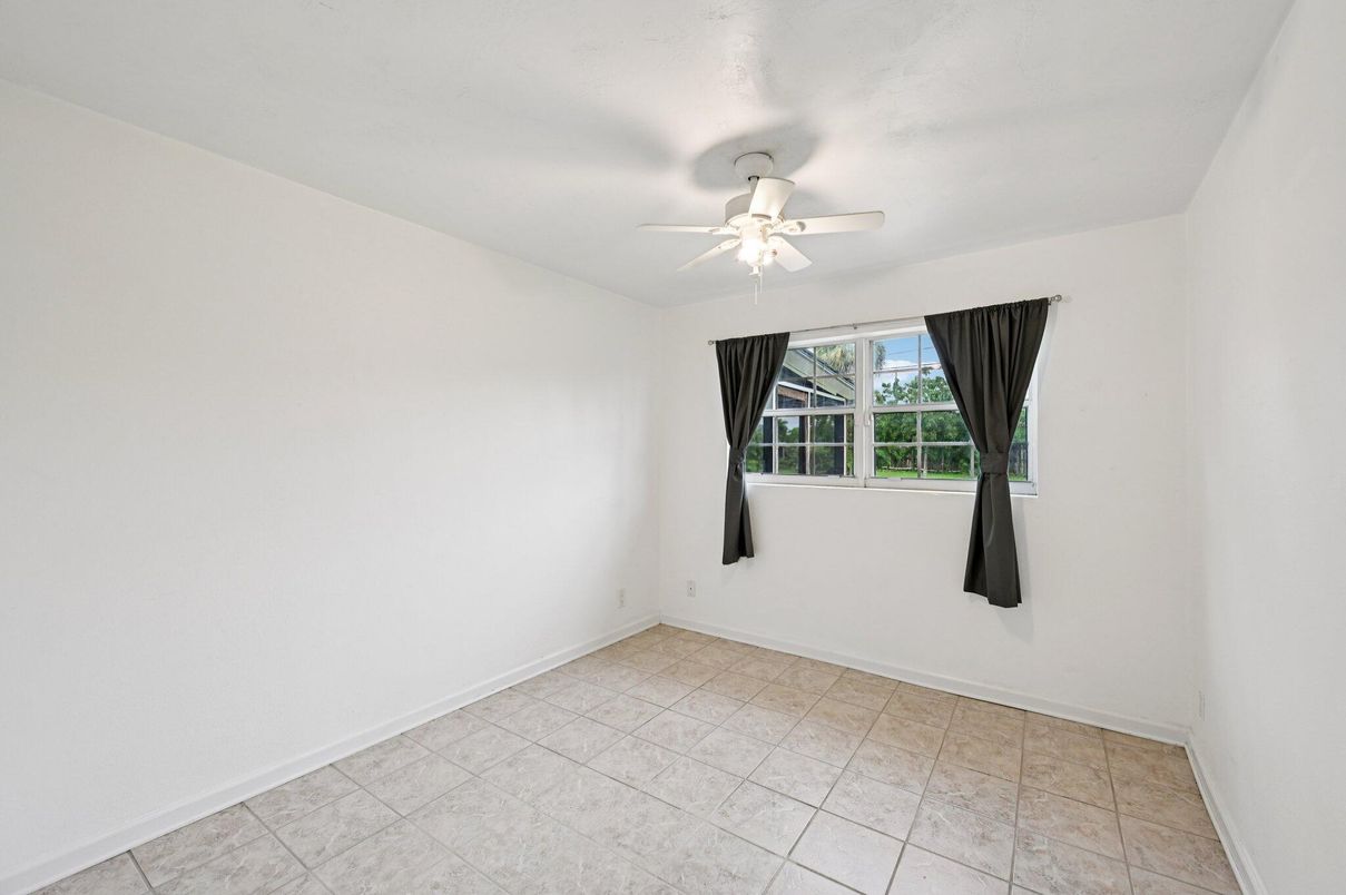 Empty room, Interior