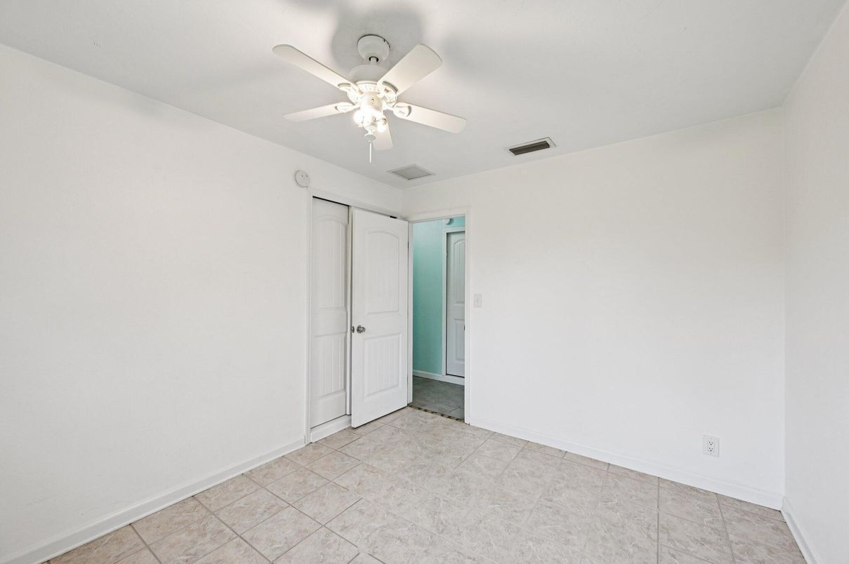 Empty room, Interior