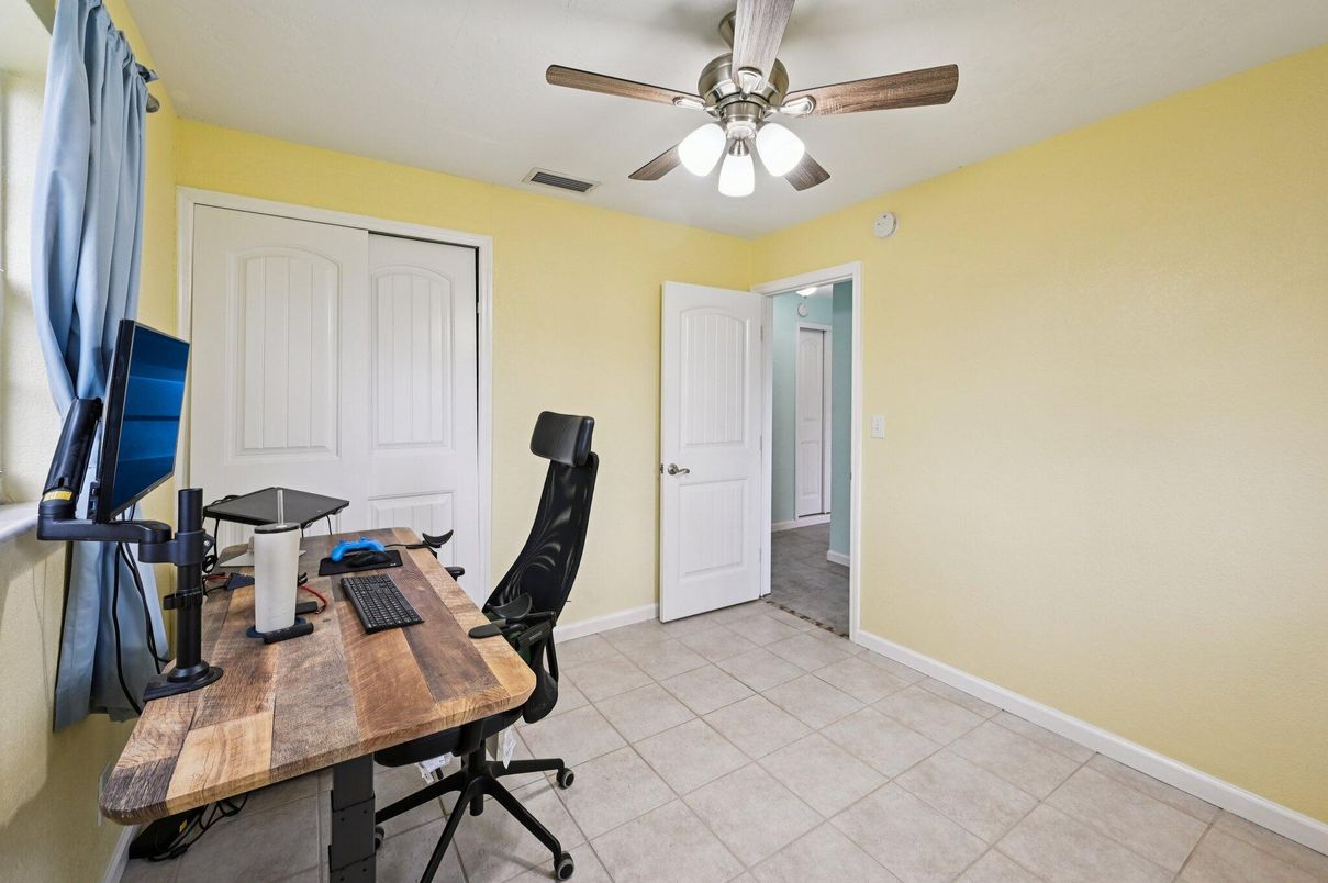 Home Office, Interior