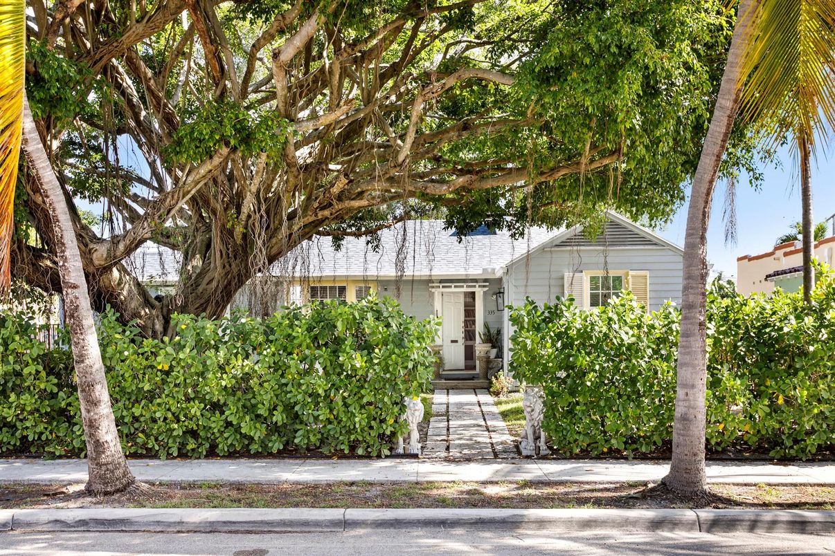 Exterior, Facade, Ranch