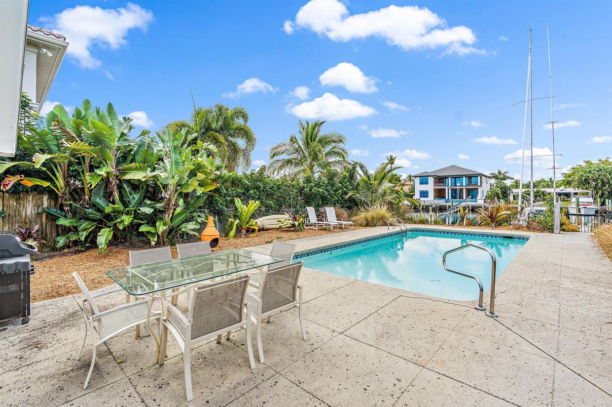 Exterior, Pool