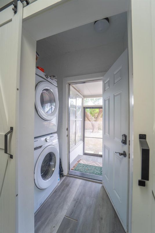 Interior, Utility Closets, Washer, Wood Texture Flooring