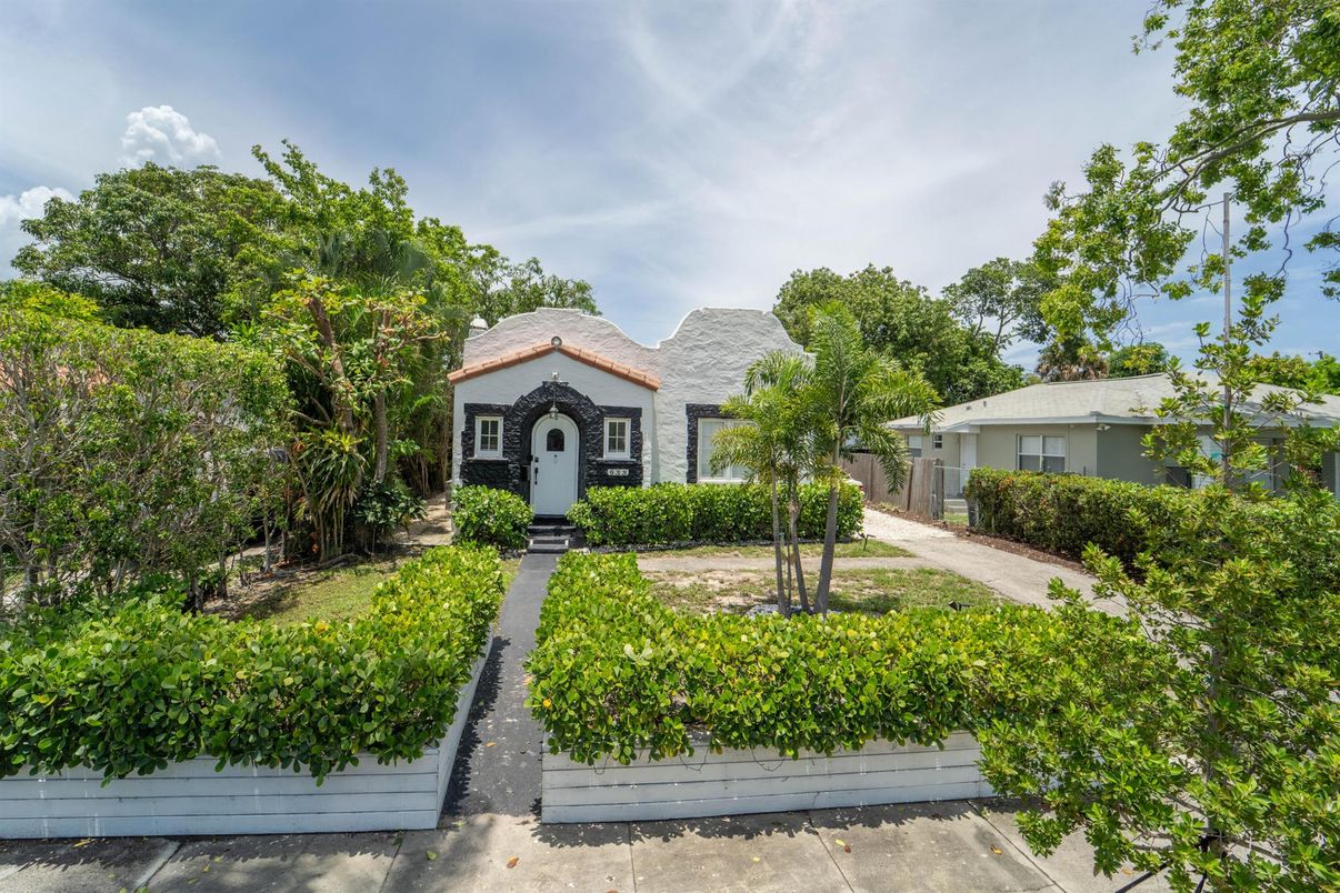 Backyard, Exterior, Facade, Ranch
