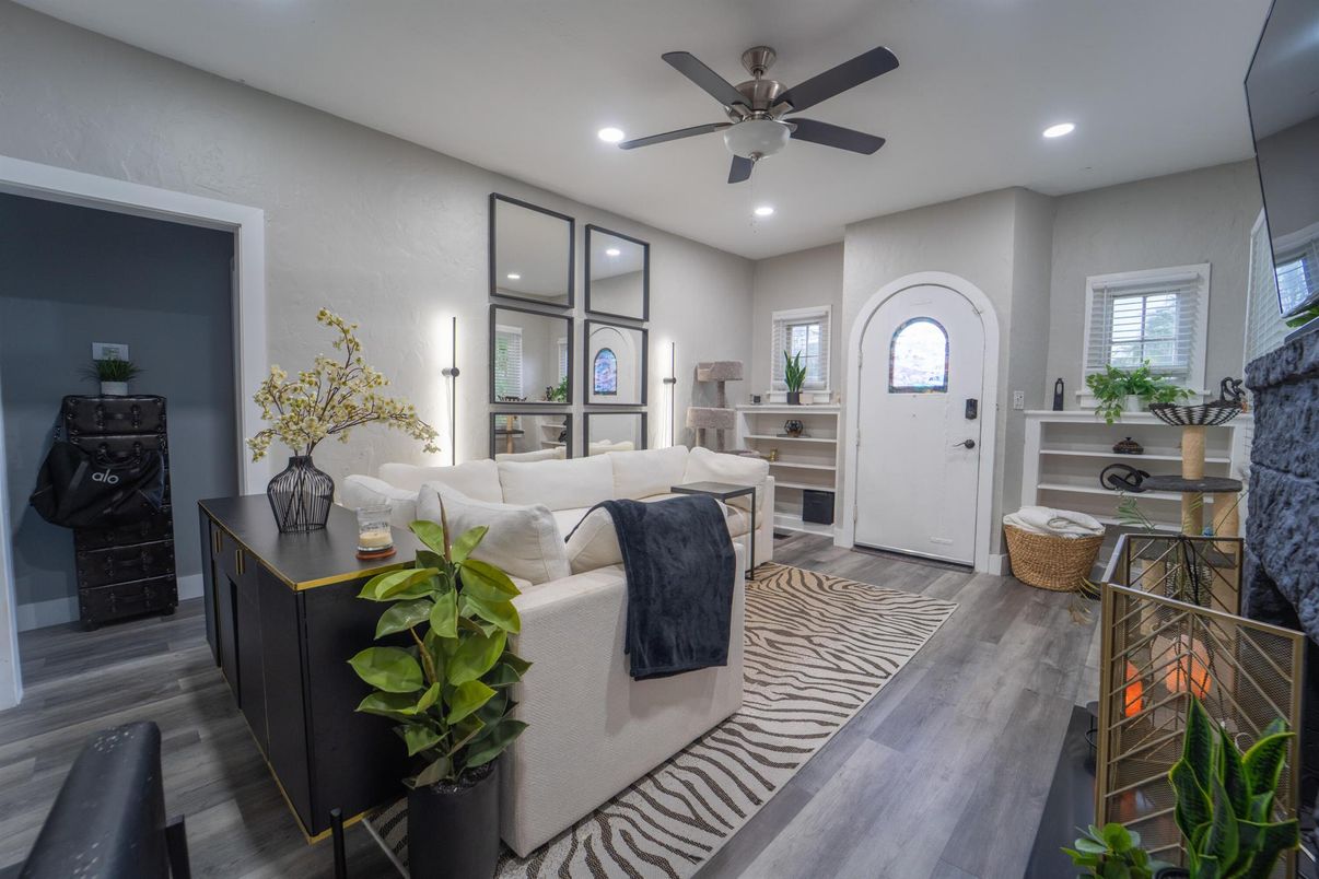 Interior, Living room, Recessed Lighting, Wood Texture Flooring