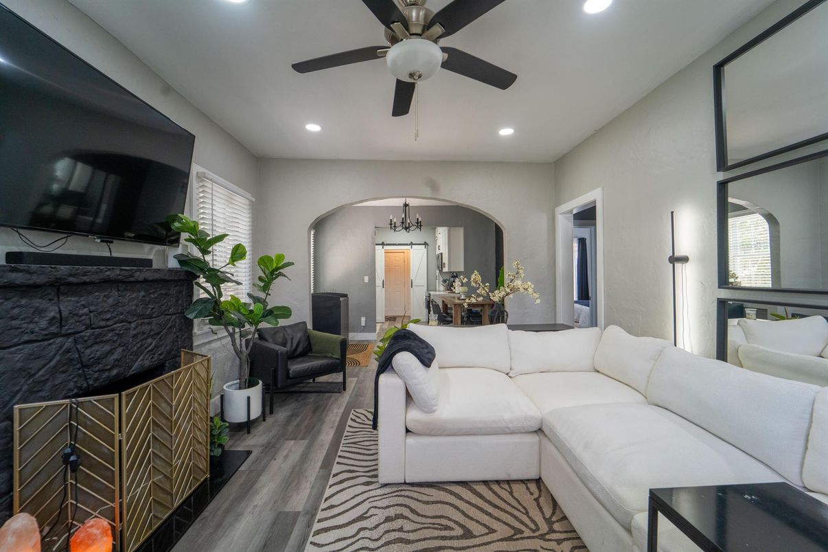 Chandelier, Dining room, Interior, Living room, Recessed Lighting, Wood Texture Flooring