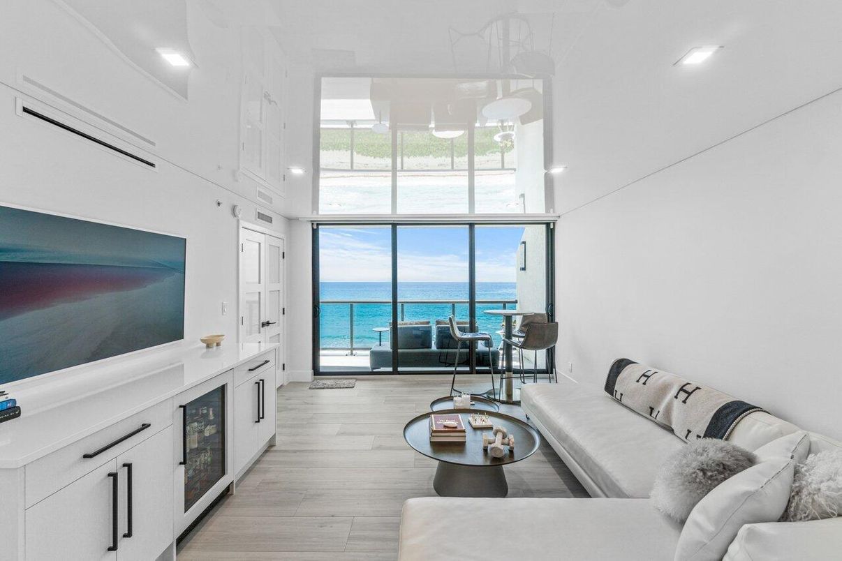 Interior, Living room, Recessed Lighting, Water, Wood Texture Flooring