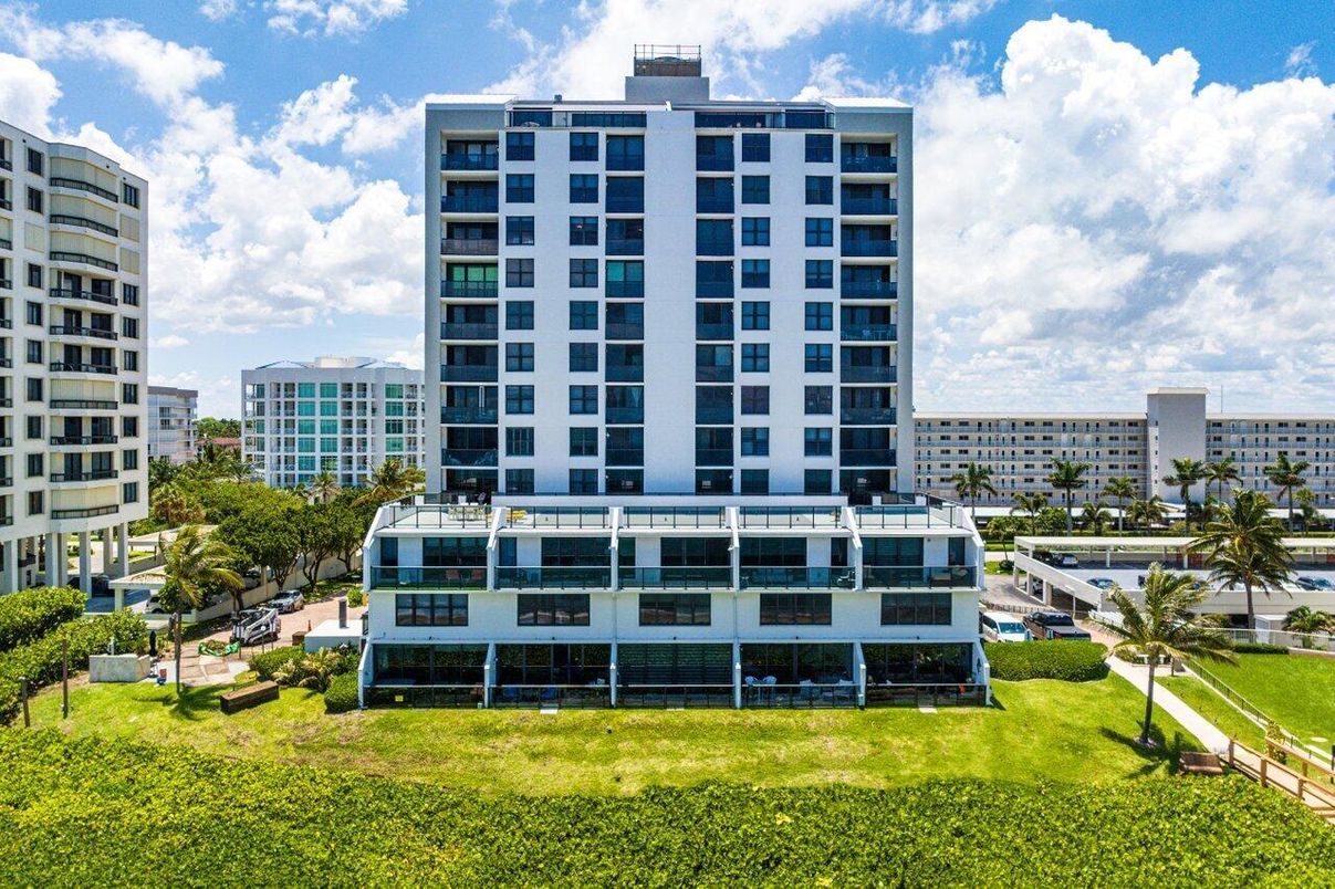 Exterior, Facade, Highrise
