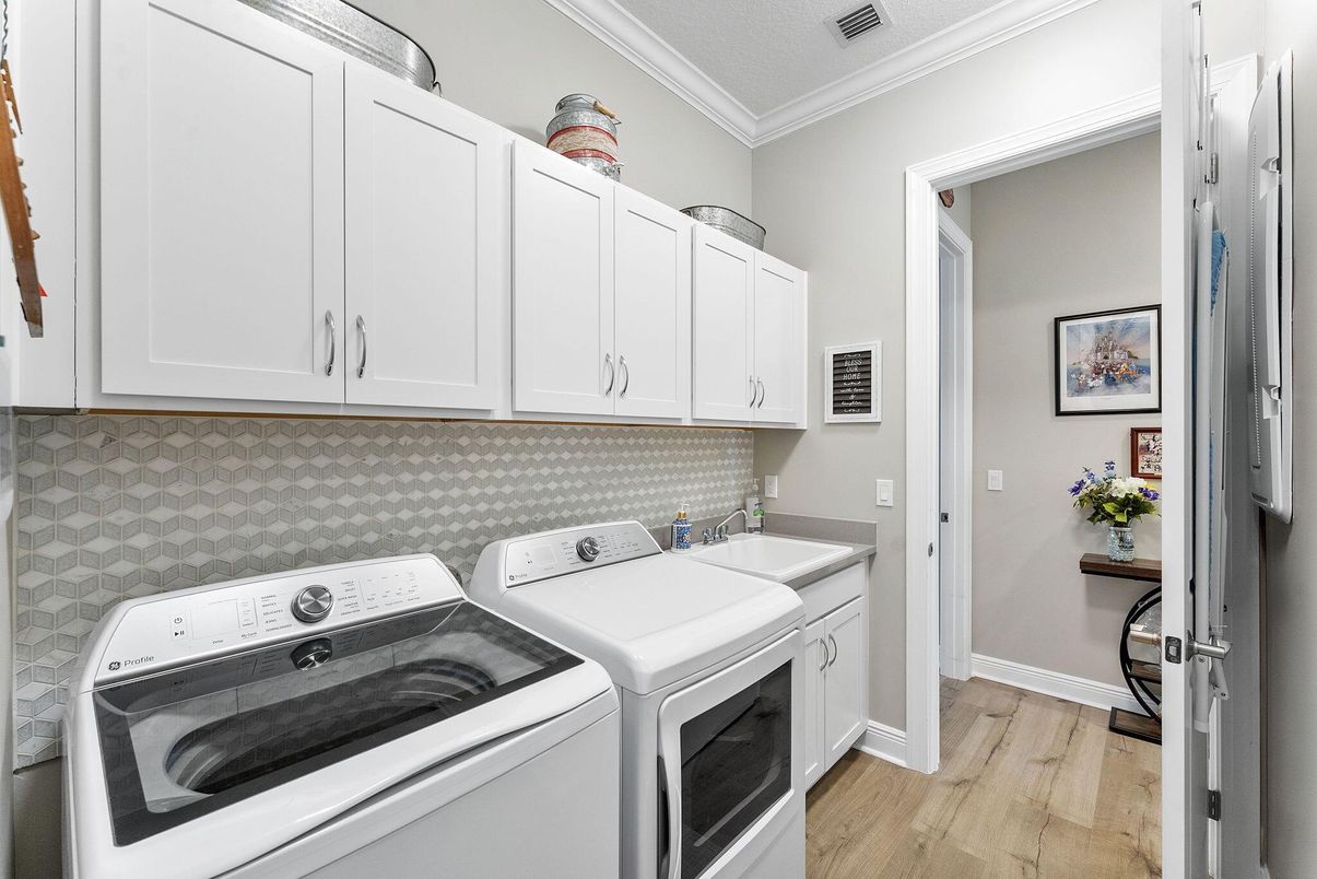 Interior, Washer, Wood Texture Flooring