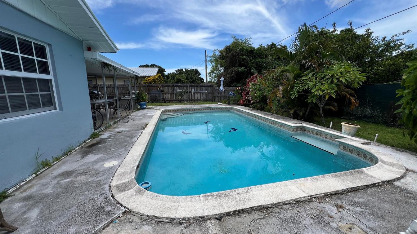 Exterior, Pool