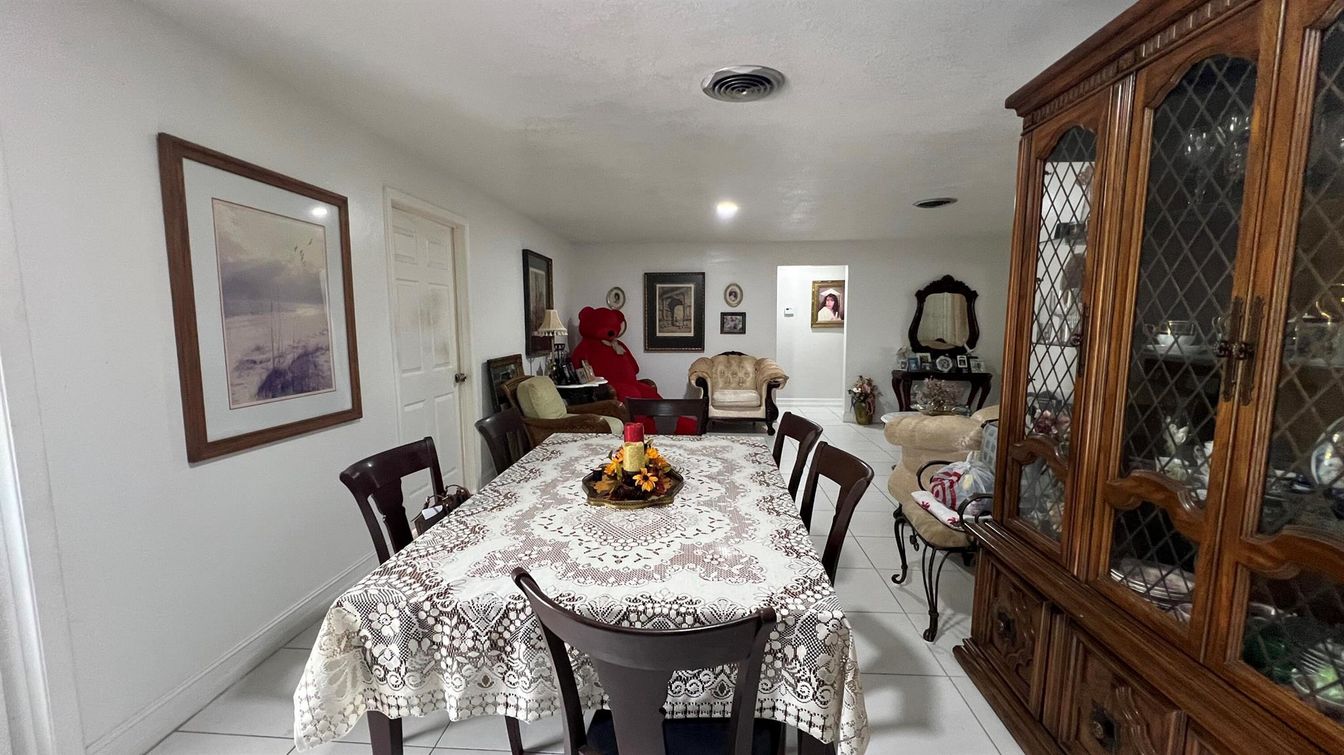 Dining room, Interior, Recessed Lighting