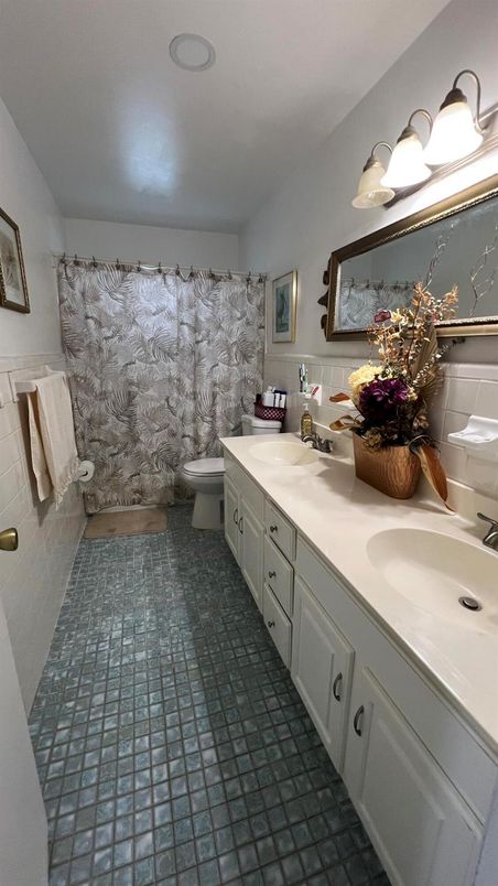 Bathroom, Dual Sink Vanities, Interior