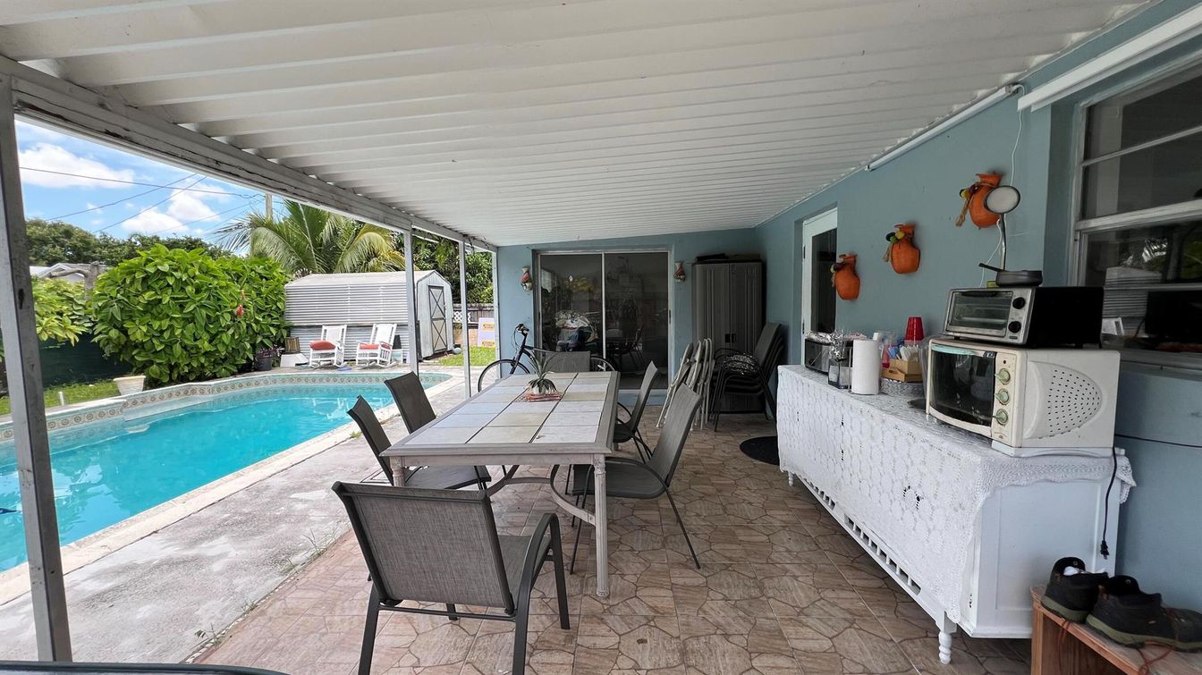 Exterior, Pool
