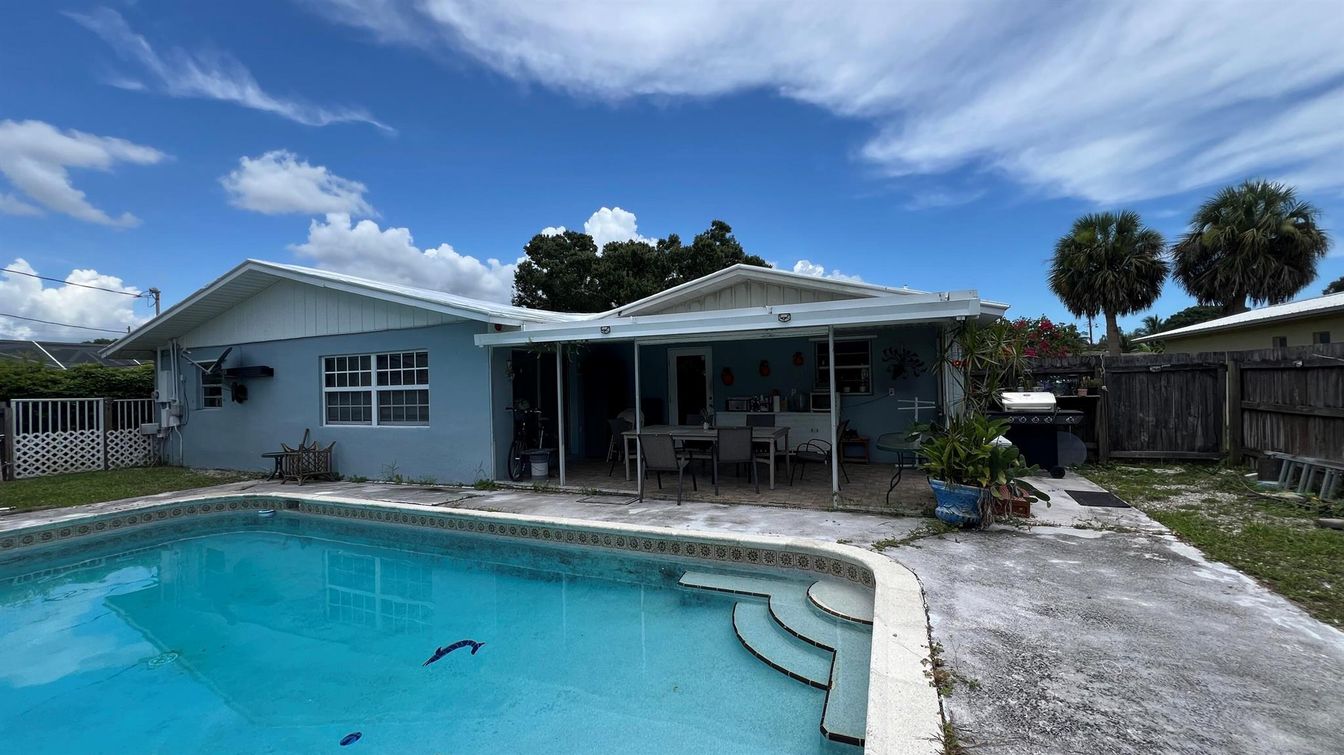 Exterior, Pool
