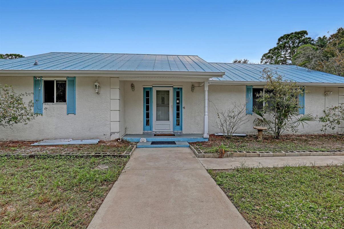Exterior, Facade, Ranch