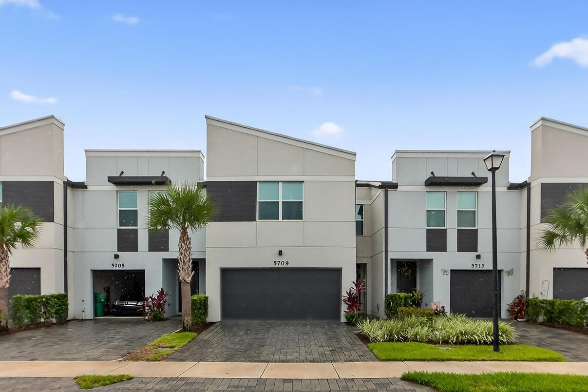 Attached, Exterior, Facade, Modern