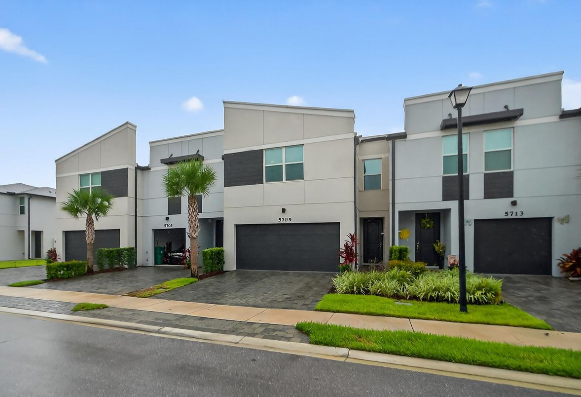 Attached, Exterior, Facade, Modern