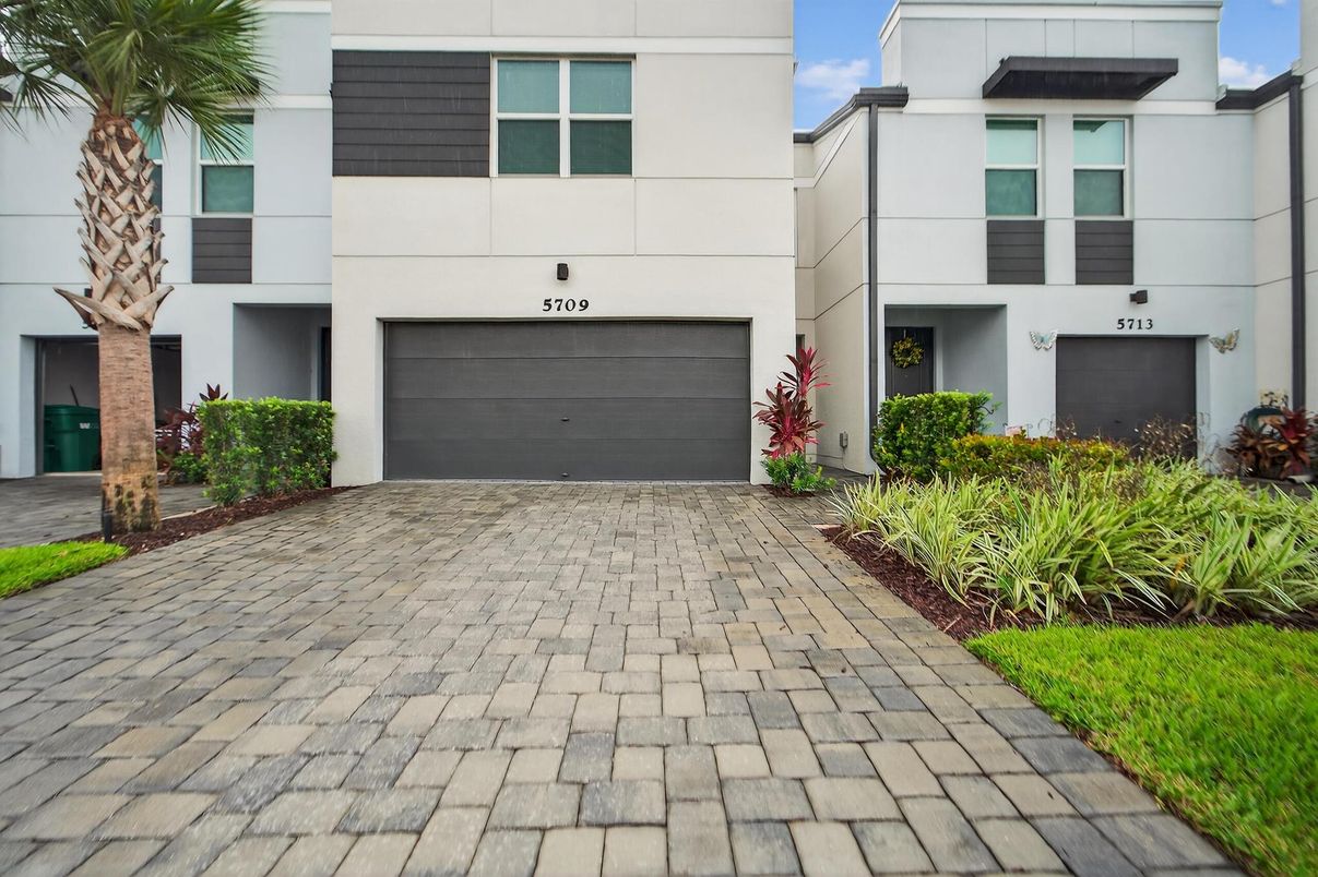 Attached, Exterior, Facade, Modern