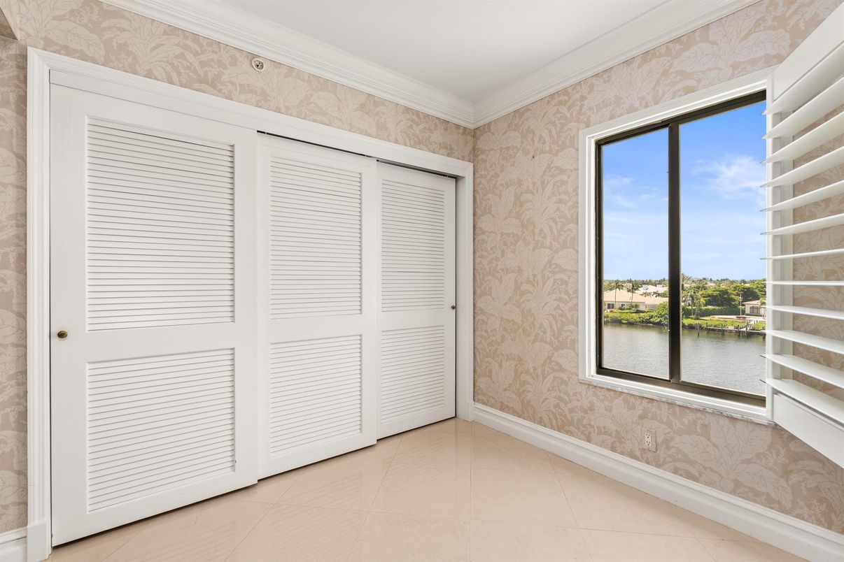 Empty room, Interior, Water
