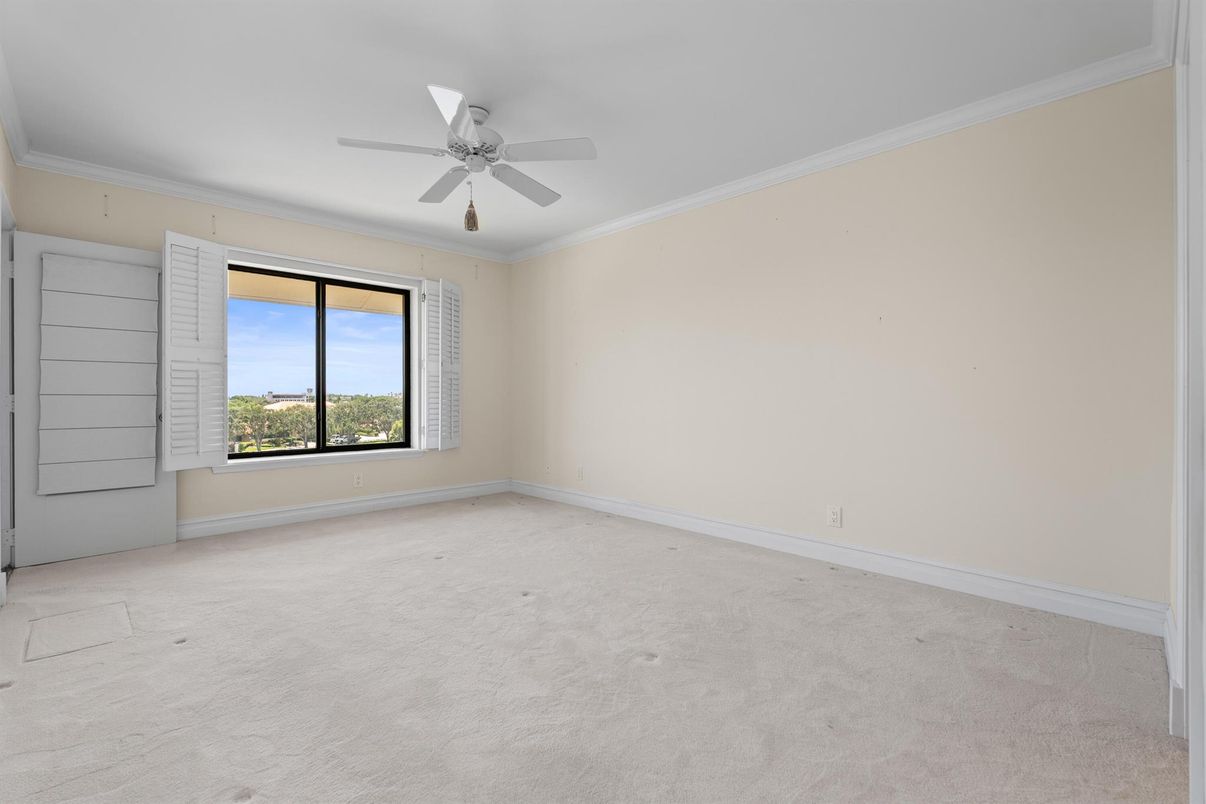 Empty room, Interior
