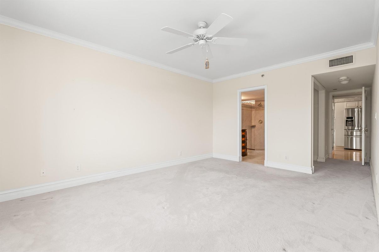 Empty room, Interior