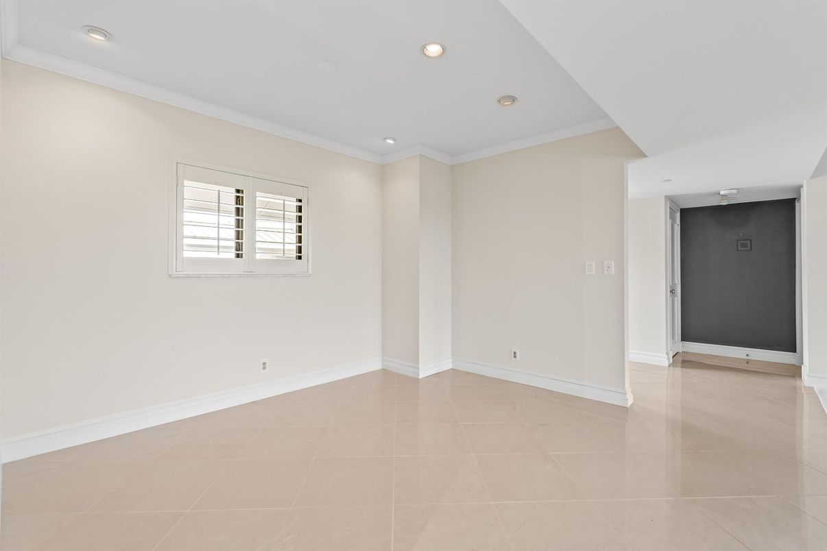 Empty room, Interior, Recessed Lighting