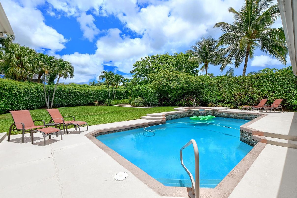 Exterior, Pool